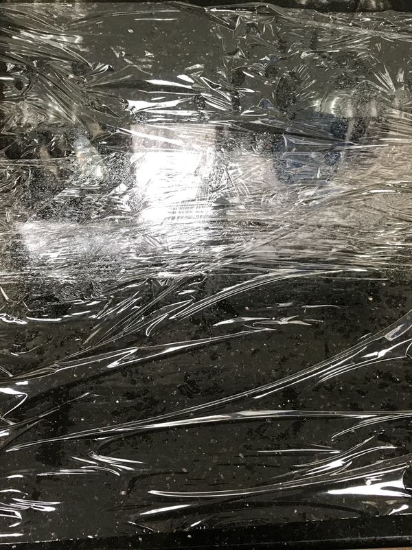 將保鮮膜取兩段鋪在桌上
長度要長一點避免包不起來