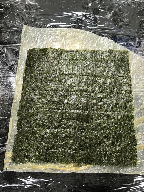 將海苔片放在半圓皮上