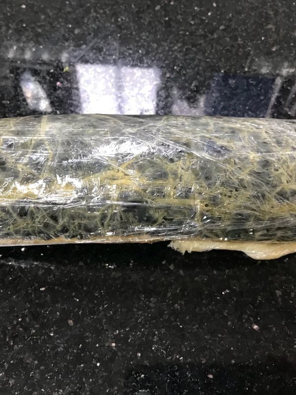 捲好之後
保鮮膜兩邊轉一轉，將素魚包好
捲的時候，紮實就可以了
轉太鬆或太緊都會影響口感