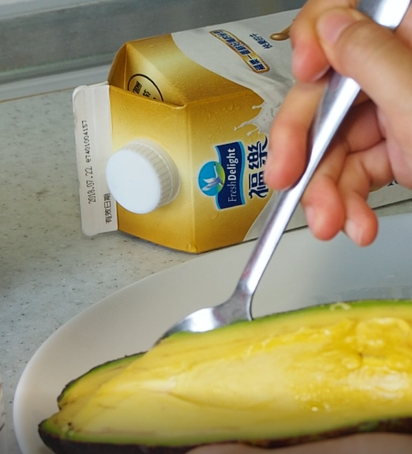 挖取酪梨果肉約1/3顆(可依口味濃淡的喜好增加酪梨量唷!)