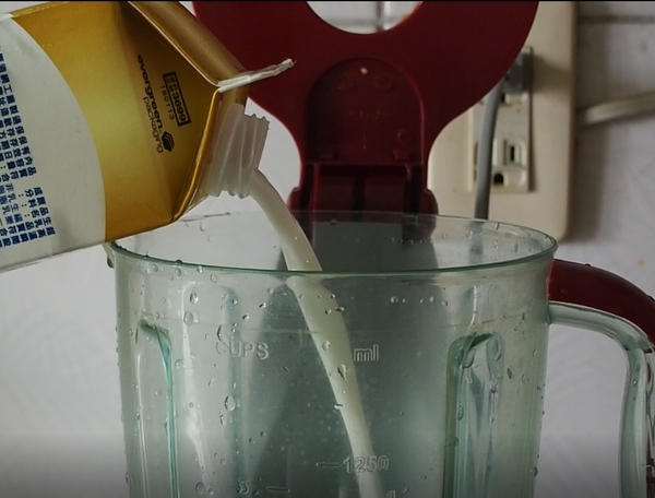 酪梨和牛奶倒入果汁機 按下開關呼嚕嚕~~(喜歡喝甜的朋友可以加入少量的蜂蜜)
喜歡清爽口感的話可以加入冰塊一起打 喝起來會有冰沙感