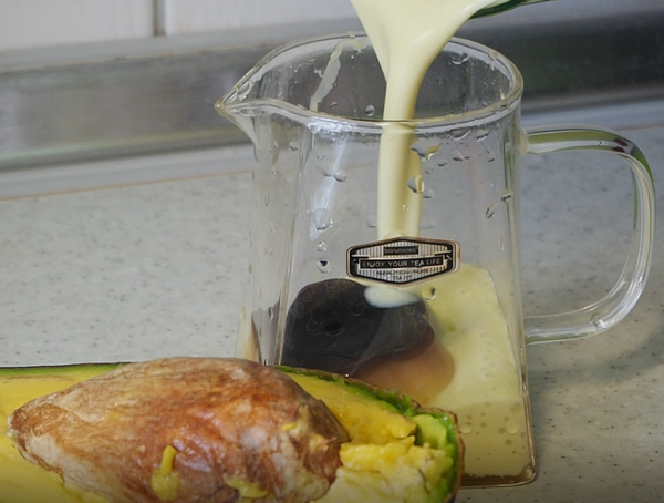 杯中倒入布丁一枚,再將打好的酪梨牛奶倒入就完成啦!
可以到↙自製3種消暑果汁↙↙看看唷!
https://youtu.be/ka8PizdtFRc