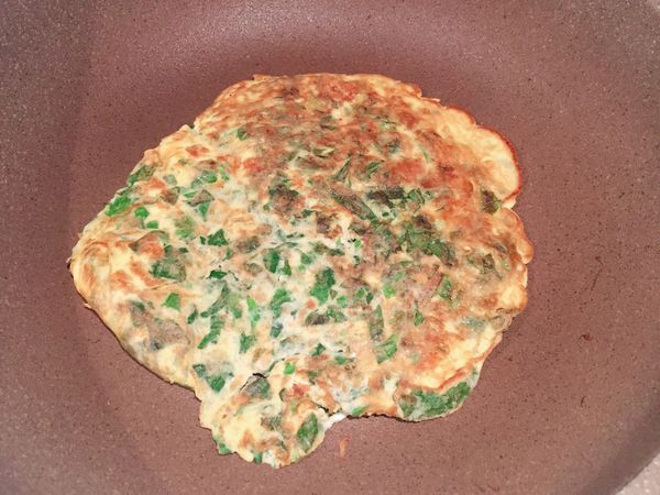 雞蛋打散拌勻，加入調味料，倒入芹菜葉拌勻

不沾鍋少許油（又刷子均勻塗抹）熱鍋，倒入兩面煎熟即可.