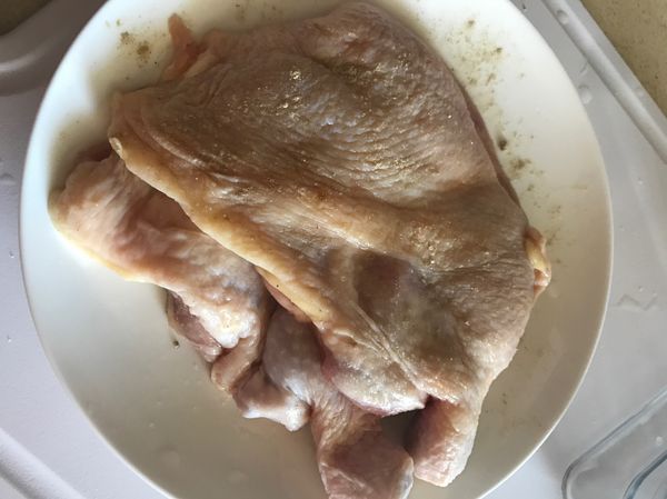 土雞腿洗淨以紙巾壓乾水份，抹上薄鹽、白胡椒粉、米酒進冰箱醃1-2小時。