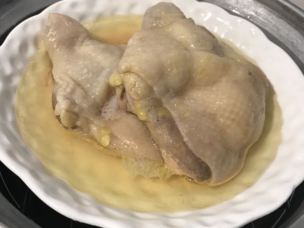 取出土雞腿，用大同電鍋1又1/4杯水蒸完跳起悶十分鐘（使用蒸籠約蒸20分鐘，一樣悶十分鐘）後取出放涼備用。蒸雞的雞汁留下、等等與蔥油醬混合作雞肉淋醬。