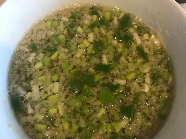 製作蔥油醬：切蔥花一碗、與薑末及鹽巴一匙混勻，燒一大匙熱油（家用的烹飪用油即可，我是用葡萄籽油）澆下去，放涼即成蔥油醬。