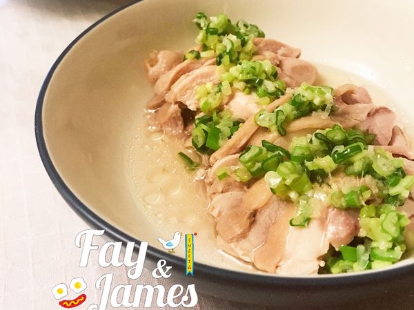 將雞肉擺盤，雞汁和蔥油醬混合後淋上雞肉，即可上桌享用囉！