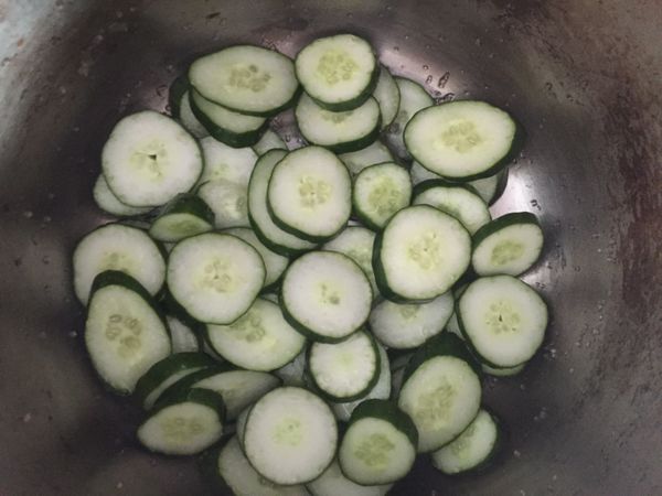 你的小黃瓜切片 用點鹽巴讓他出水
十分鐘後把水倒掉