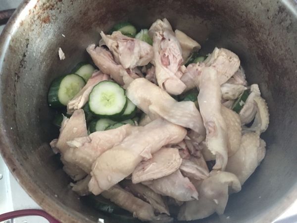 所有調料丟下去ㄌㄚˇ一ㄌㄚˇ（胡椒、油雞附贈的油包、薑絲、醬油、香油）