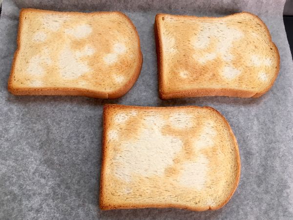 吐司撒點水.上火170.下火150.預熱10分鐘.烤12分鐘