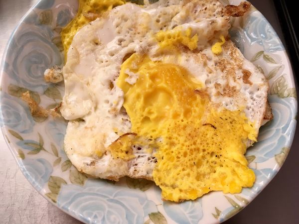 煎三個蛋.我喜歡全熟