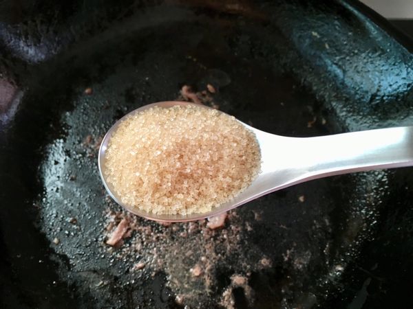 與鍋裡煎肉的汁一起.糖1匙