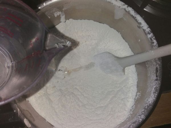 把粉 糖 水 依序攪拌成塊 之後再秤每顆約15.20克大小搓成長條狀