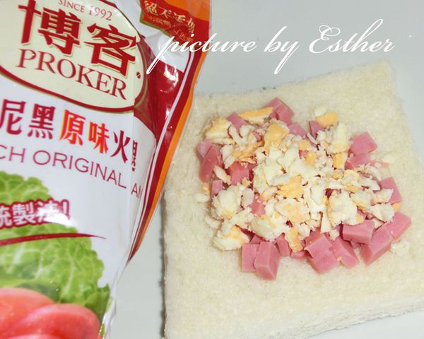 土司上加入博客慕尼黑原味火腿丁及乳酪絲。