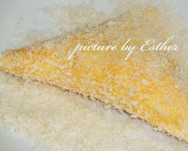 將吐司對折（邊緣沾上蛋液壓緊），沾上蛋液，再沾麵包粉。