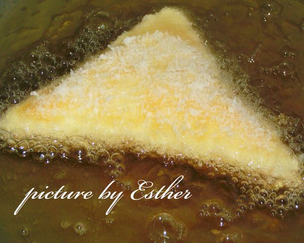 放入溫油鍋中以中大火炸至金黃即可盛出。