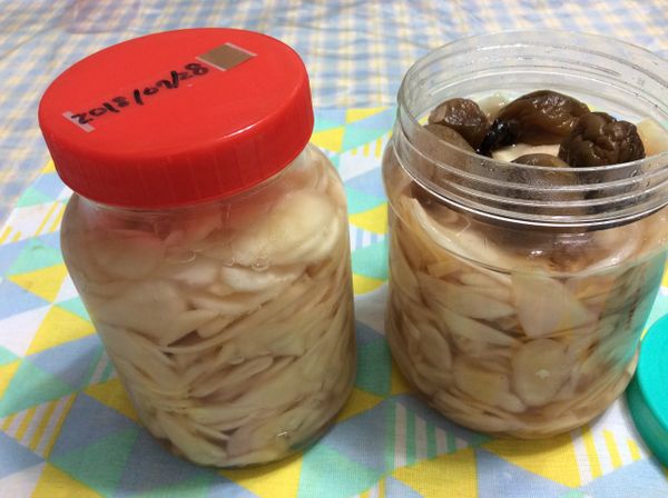 將脫水後的薑裝入玻璃容器後再將冷卻後的酸甜水填滿容器就可移入冰箱冷藏