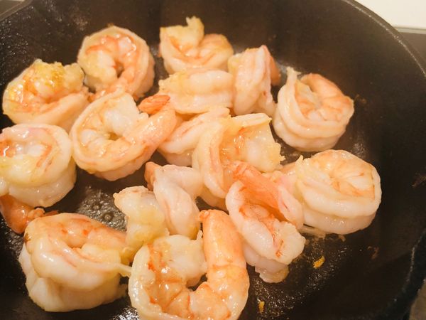 用橄欖油（份量外）小火煎熟蝦仁備用