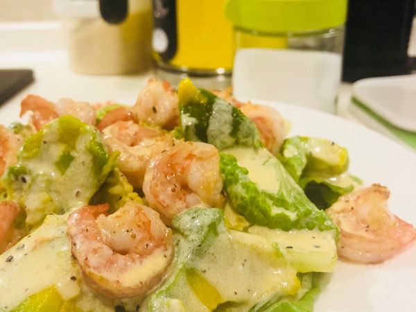 全部材料呈盤淋上簡易沙拉醬就完成了