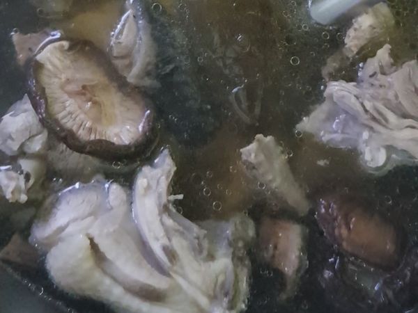 雞肉川燙後沖洗一下。
香菇洗淨後泡熱水。
將雞肉。蔭瓜（整罐含湯汁）。
香菇和香菇水。全倒入鍋子裡。
在倒入熱水蓋過雞肉
家人很喜歡喝湯所以湯的部分會多一點
最後在依自己口味加入少許鹽巴
如果要加入枸杞上桌前洗淨放入即可