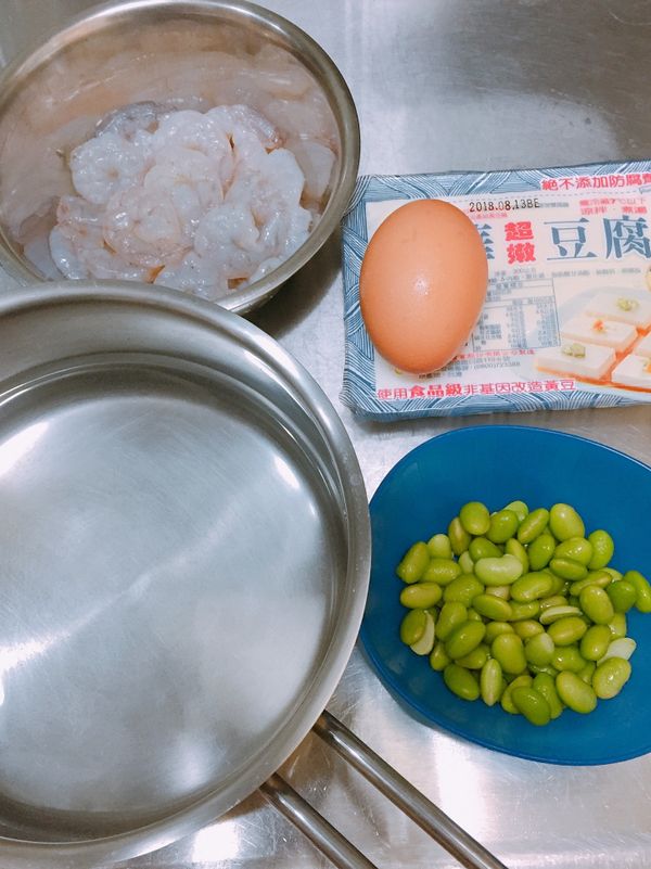 準備蝦仁 豆腐 雞蛋 青豆仁 水