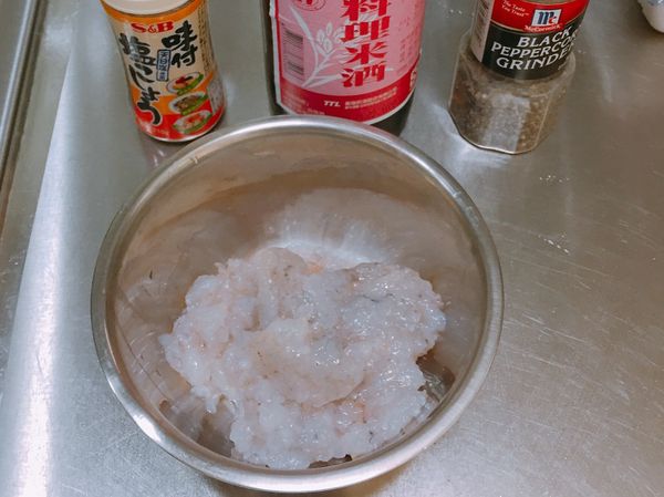 蝦仁切碎 加入 少許 白胡椒 米酒 黑胡椒 
抓勻備用