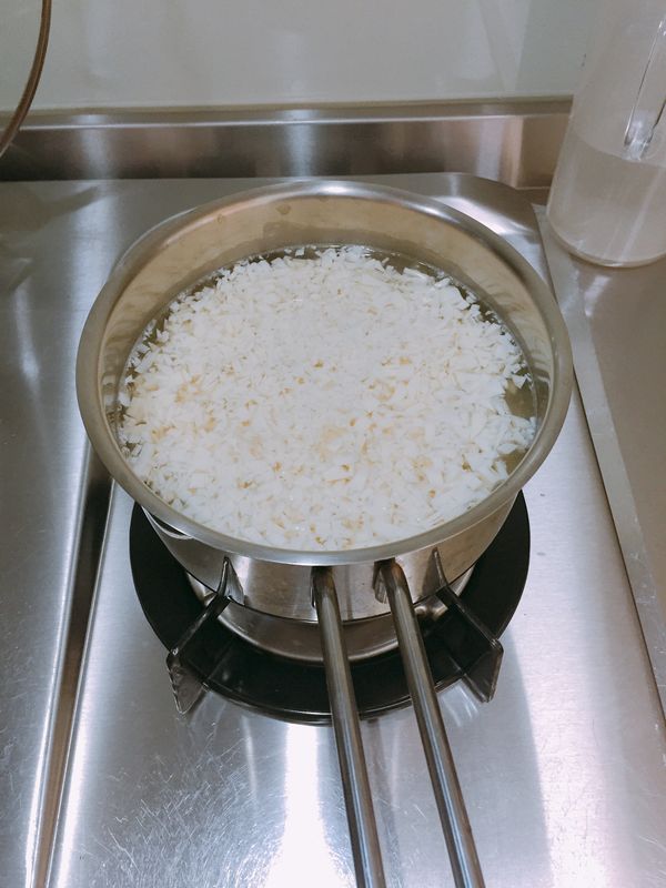 水滾後加入豆腐 青豆仁