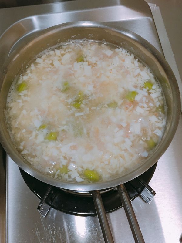 加入🍤蝦仁
請一次一次少量加入 且不斷攪拌將蝦仁拌開（也可利用湯匙背後輕壓鍋裡整塊的蝦仁 蝦仁即會散開）