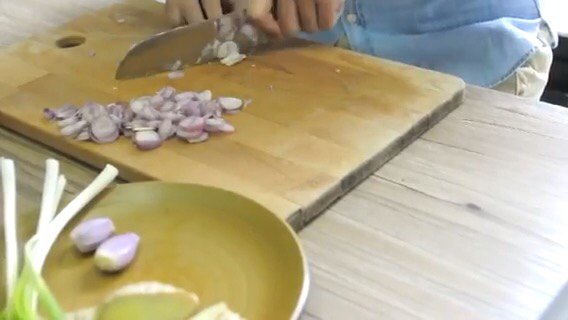 先備料，紅蔥頭切碎，薑片切成片狀，青蔥對半切即可
