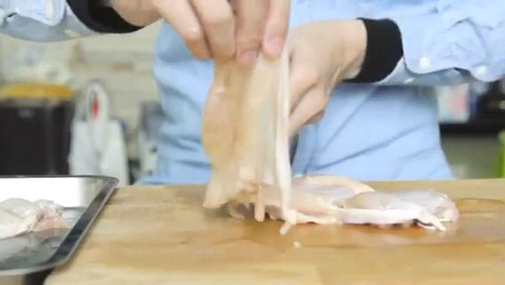 將雞腿肉去皮
