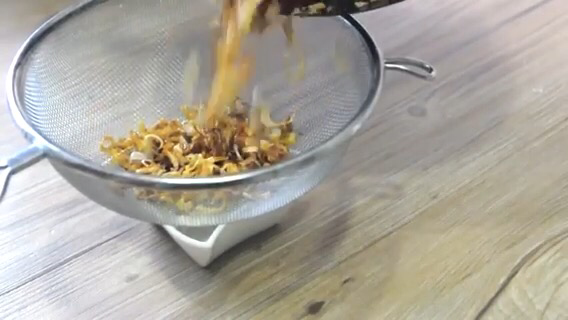 接著以豬油炸紅蔥碎，上色後隨即將紅蔥油瀝出，紅蔥酥留用