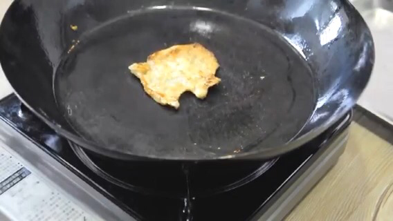 將取下的雞皮乾煎至酥脆，雞皮和釋出的油最後都可以用，不會浪費