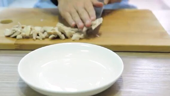 從鍋內取出雞肉，並分切成雞腿肉片