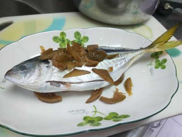 魚洗淨
鹹檸檬切片（鋪底）&amp;切絲（置上）
電鍋蒸熟