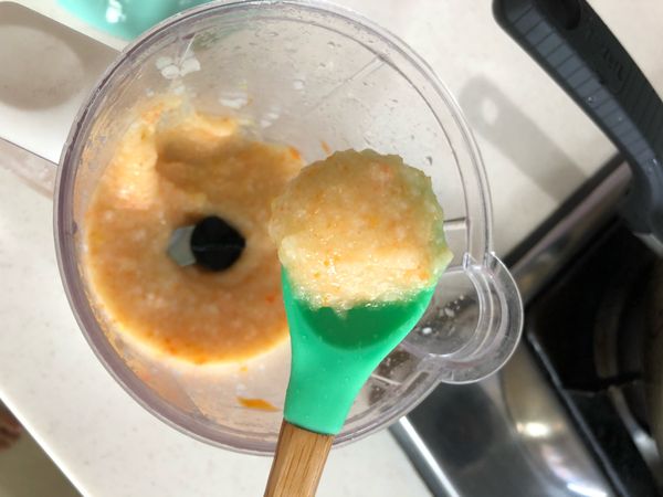 放入副食品調理機打成泥
打不動可以加一點點水
⚠️水不要加太多
打起來是有點打不動的感覺
水太多會變濕
