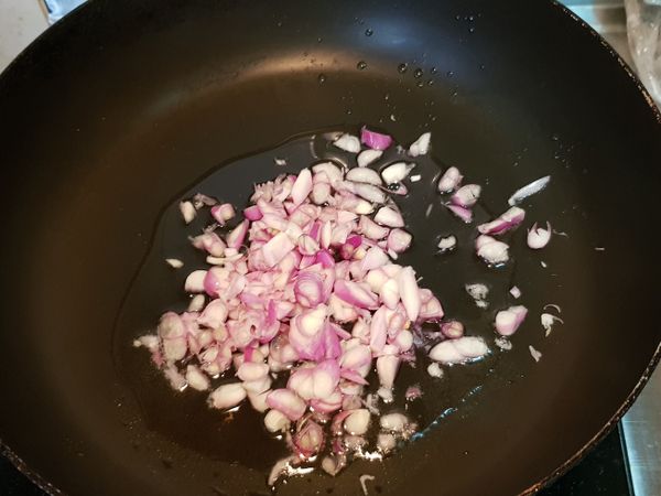 爆香紅蔥頭
炒到稍微焦黃