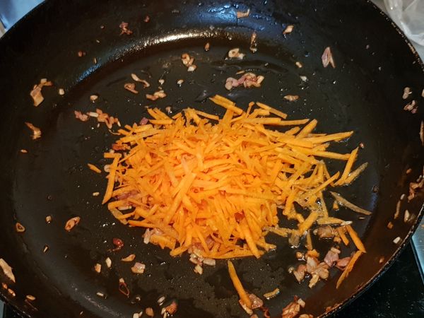 用剩餘的油炒香紅蘿蔔