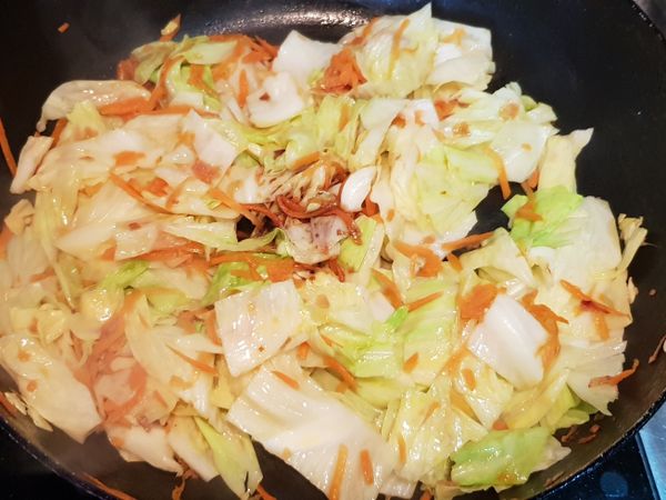 放入高麗菜炒軟
加入一些醬油跟砂糖調味