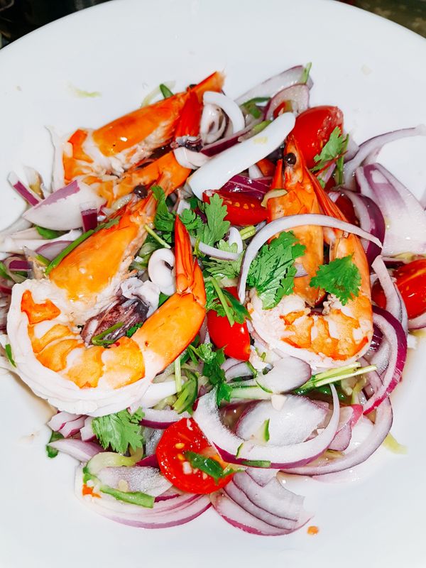 小黃瓜切絲加入鹽巴抓一抓，放入冰箱冰鎮，小黃瓜會出水，要使用時再擰乾水份，紫洋蔥切絲，如果怕洋蔥的辛辣味，可以放入冰水再撈起，小蕃茄對半剖開備好