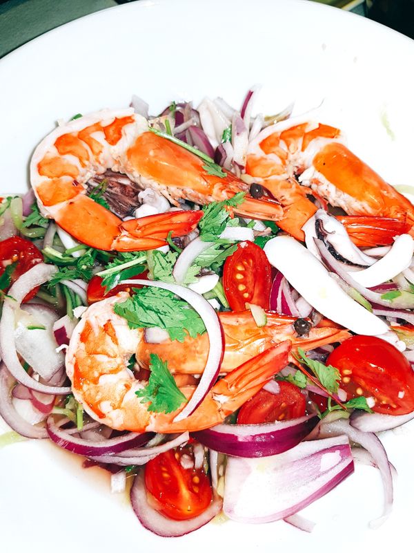 將白醋倒入小平鍋加入糖，小火加熱把糖溶解後加入魚露，把紅辣椒，大蒜切成碎末，放入白醋拌勻放涼