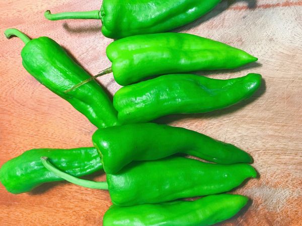 青龍椒洗淨。
這次買的太大了，其實瘦一點口感會比較好。