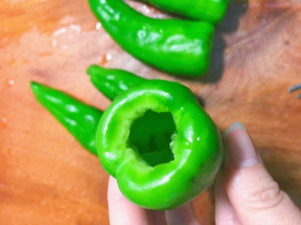 把頭挖開，籽去除。
注意不要切破喔！