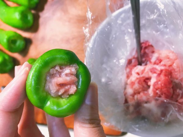 將豬絞肉塞進去辣椒內，
要塞滿喔！