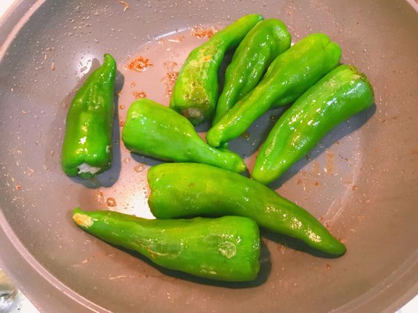 炒鍋熱油乾煎。
煎的差不多，加入醬油1湯勺、
冰糖2湯匙、味霖1湯匙、水2杯（米杯），
蓋上鍋蓋中火悶煮10分鐘。