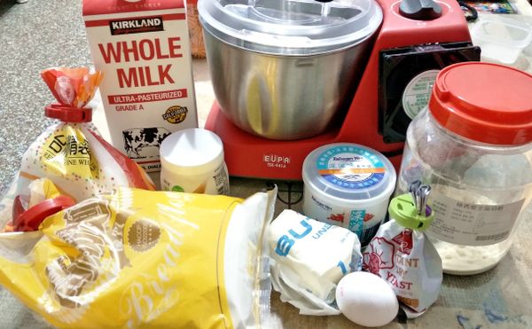 備齊所有食材～～
奶油切塊室溫回軟～～
乾粉類直接放進攪拌盆裡（麵粉．糖．奶粉．乾酵母粉）～～
濕性材料放一起打散（優格．蛋．牛奶）～～