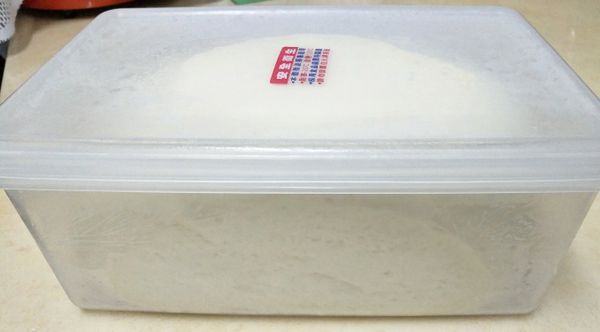 回溫：隔天先室溫下回溫後，再繼續後面步驟（我等了約50分鐘）。
回溫時，蓋子繼續蓋著，以防表面乾燥。