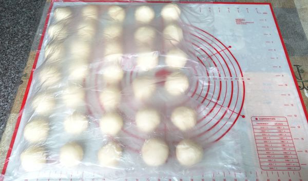 分割：記得蓋上塑膠袋或保鮮膜，避免乾燥哦～
蔥啊胖胖：@30g共21個=630g，滾圓鬆弛10分鐘。
德國香腸捲捲：@53.6g共12個=644g，滾圓鬆10分鐘。