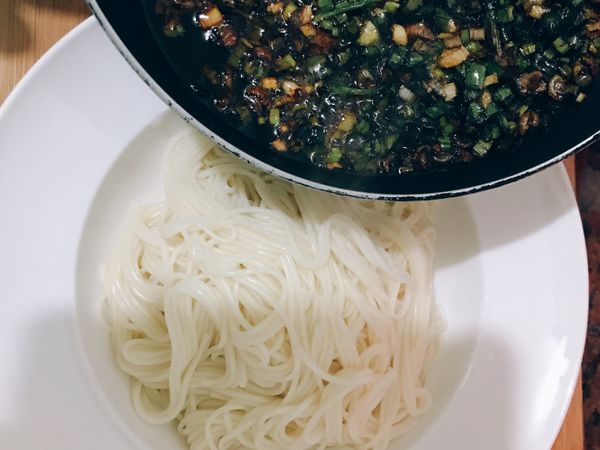 滾燙的淋上Q彈的麵條
瞬間撲鼻而來還來不及反應
我已回到那年冬天