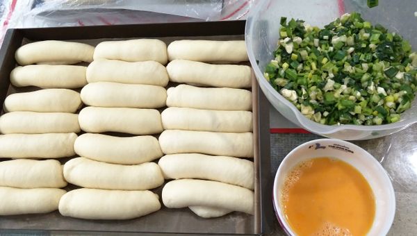 備餡：
蔥啊胖胖：發酵快完成時，烤箱預熱，拌蔥花餡，用手輕拌，拌到奶油完全融化。