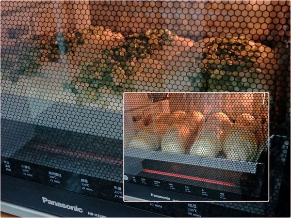 先烤蔥啊胖，再烤德國香腸捲～
烤溫：蔥啊胖胖：
230／230 放第二層烤10分鐘，轉頭，
230／210 烤8分鐘，剩3分鐘開旋風，上色比較均勻。
烤溫：德國香腸捲捲：
230／230 放第二層烤10分鐘，轉頭，
230／220 烤10分鐘，剩3分鐘開旋風。